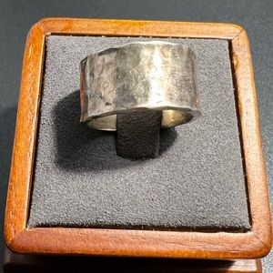 Vintage Sterling Silver Hammered Chunky Band Ring Marked AE Inside Circle 925